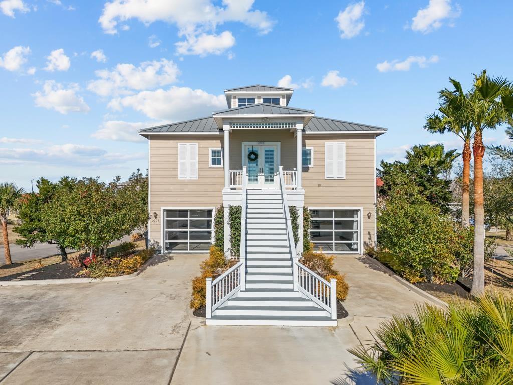 Image 4: A GRAND ENTRANCE THAT SETS THE TONE, ELEVATED COAS