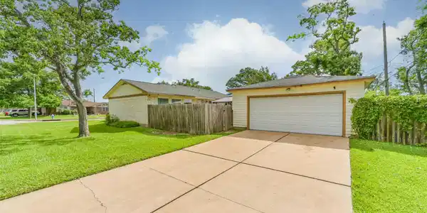 Image 2: 2 Car Detached Garage