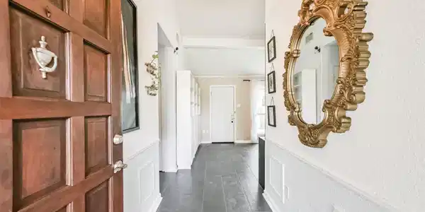Image 4: Entryway from the front door