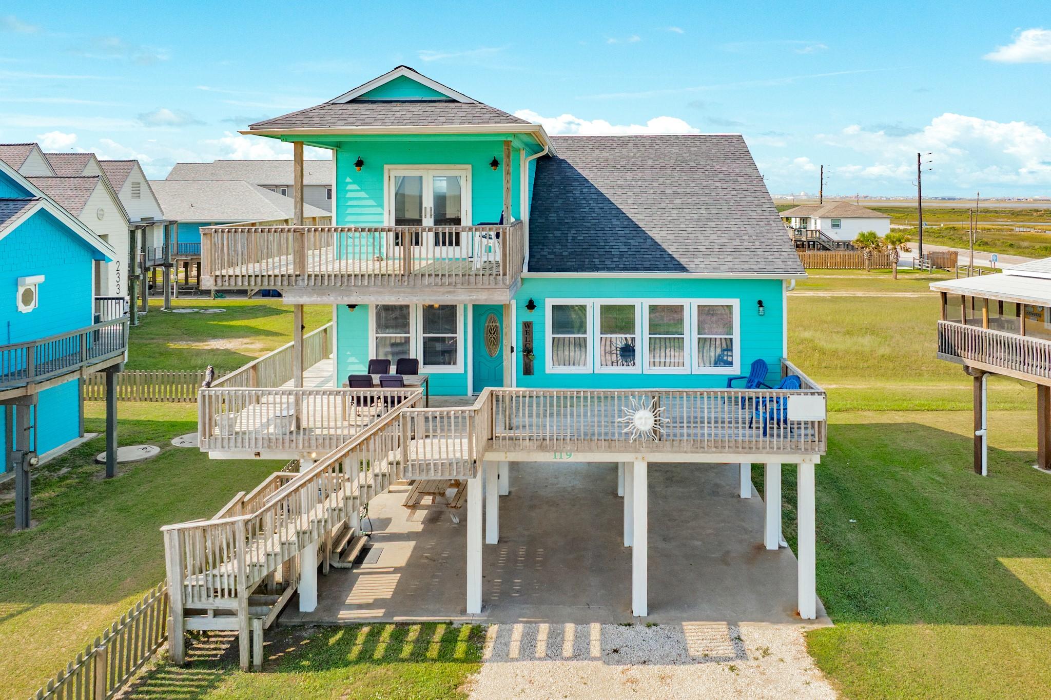 Image 4: Beautifully maintained elevated beach home with vi