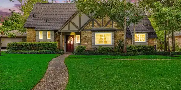 Image 3: Well maintained home shows pride of ownership