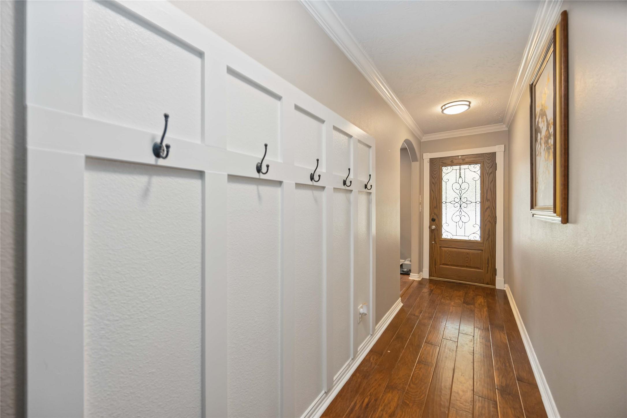 Image 3: Beautiful foyer designed with a orginazation in mi