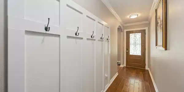 Image 3: Beautiful foyer designed with a orginazation in mi