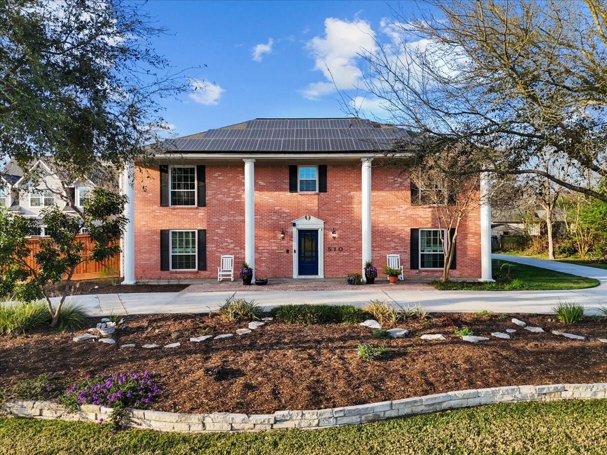 Image 2: Timeless colonial-style estate offering a rare ble