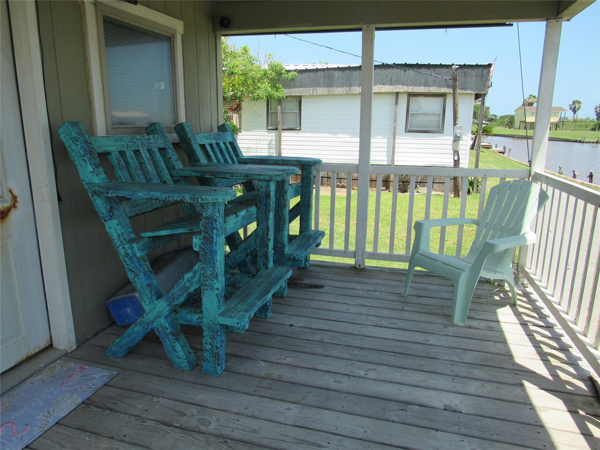 Image 3: COVERED PORCH
