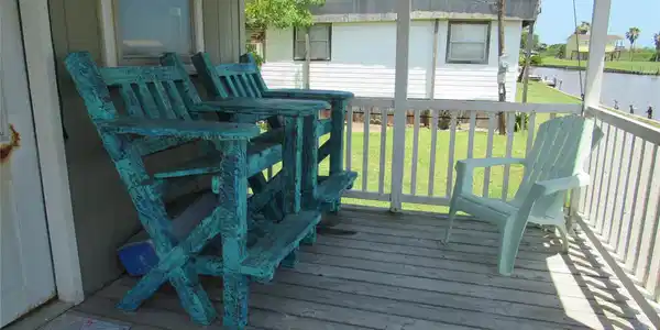 Image 3: COVERED PORCH