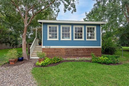 902 Hawthorne Road