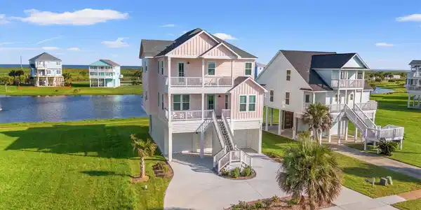 Image 2: Perfectly situated between both the beach and the