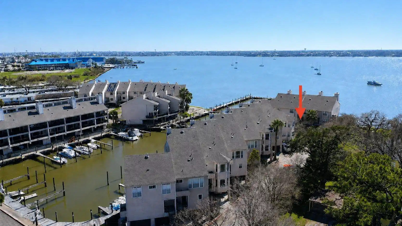Image 1: Rare end unit..has fabulous views of the lake from