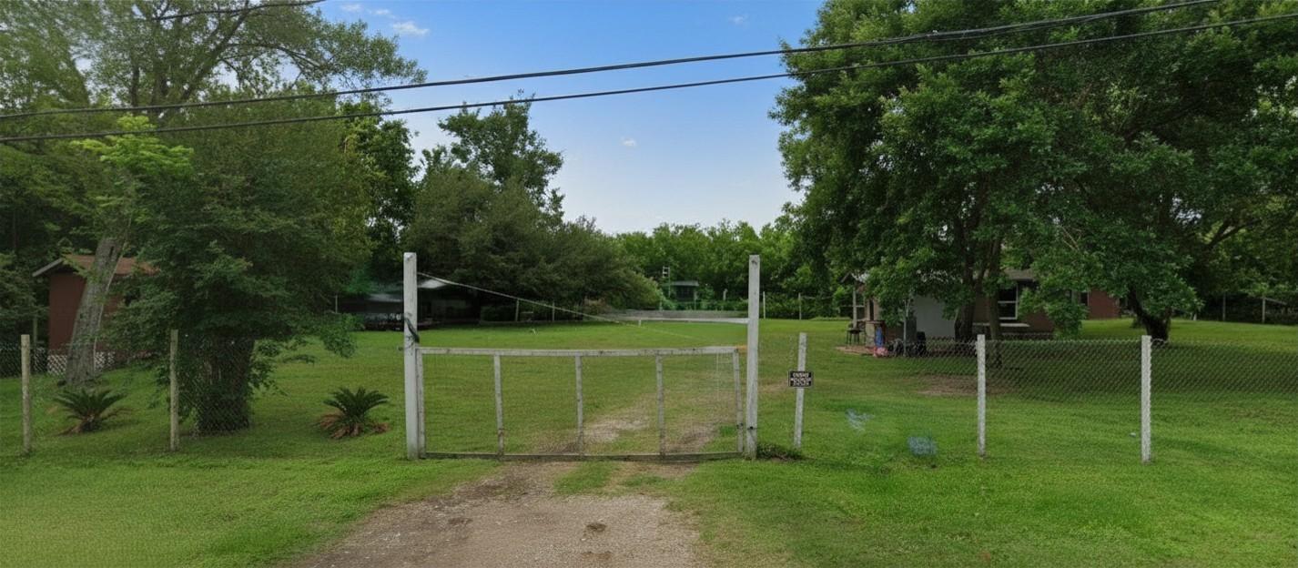 Image 2: Front gated entry and plenty of room to build. Loo