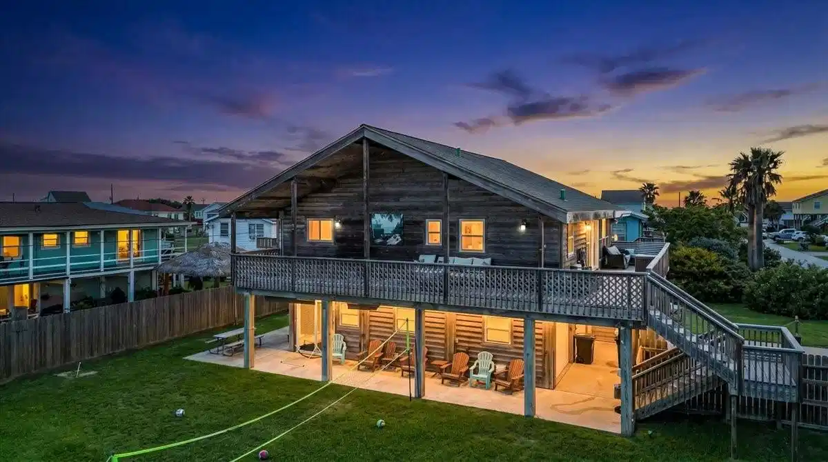 Image 1: Welcome to 16538 Jean Lafitte! This charming beach