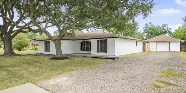 Image 2: Front of house and driveway