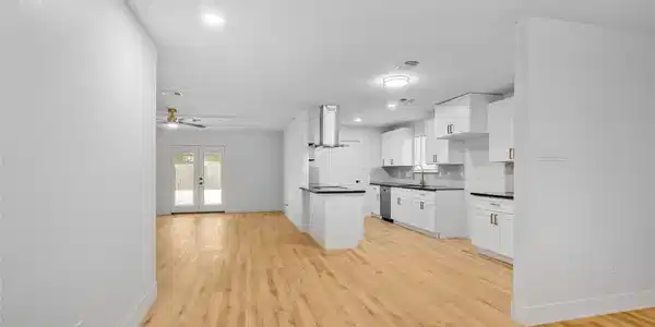 Image 4: View from entrance to the right is the dining room