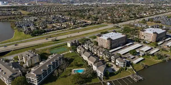 Image 2: Waterfront living. Bring your boat!