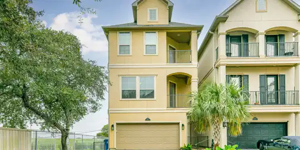 Image 3: Stunning 3 story with 2 car garage!