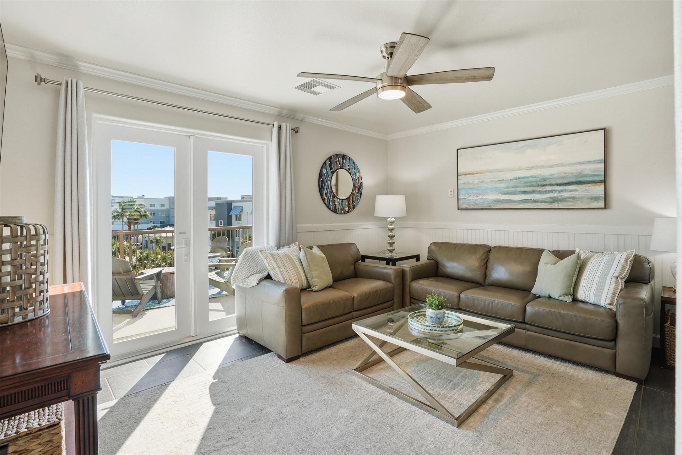 Image 2: Bright and inviting living room. Large double door