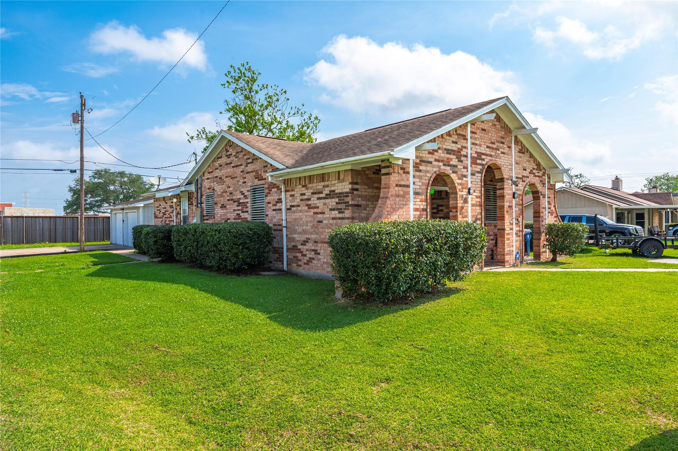 Image 2: Spacious corner lot
