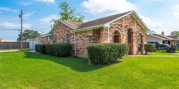Image 2: Spacious corner lot
