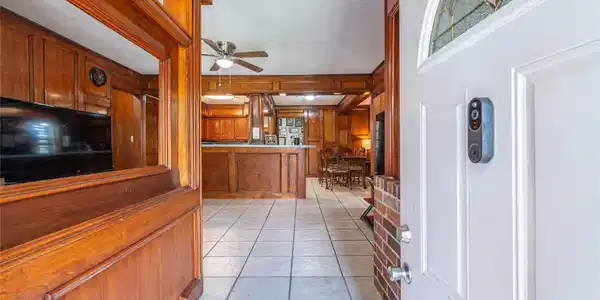 Image 4: Beautiful entrance