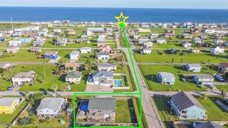 Image 2: Great location just a few blocks from the beach! I
