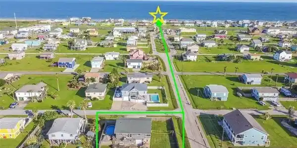 Image 2: Great location just a few blocks from the beach! I
