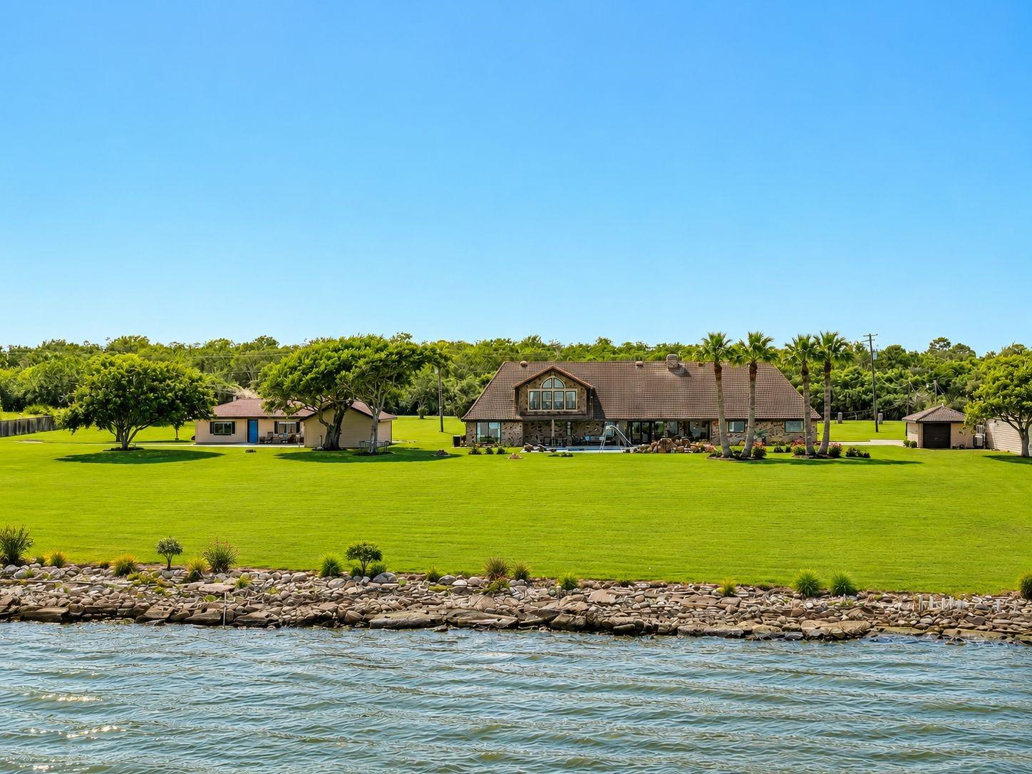 Image 4: 300 linear ft. of bay front property