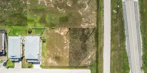 Image 3: Aerial view showcasing the size and prime corner p