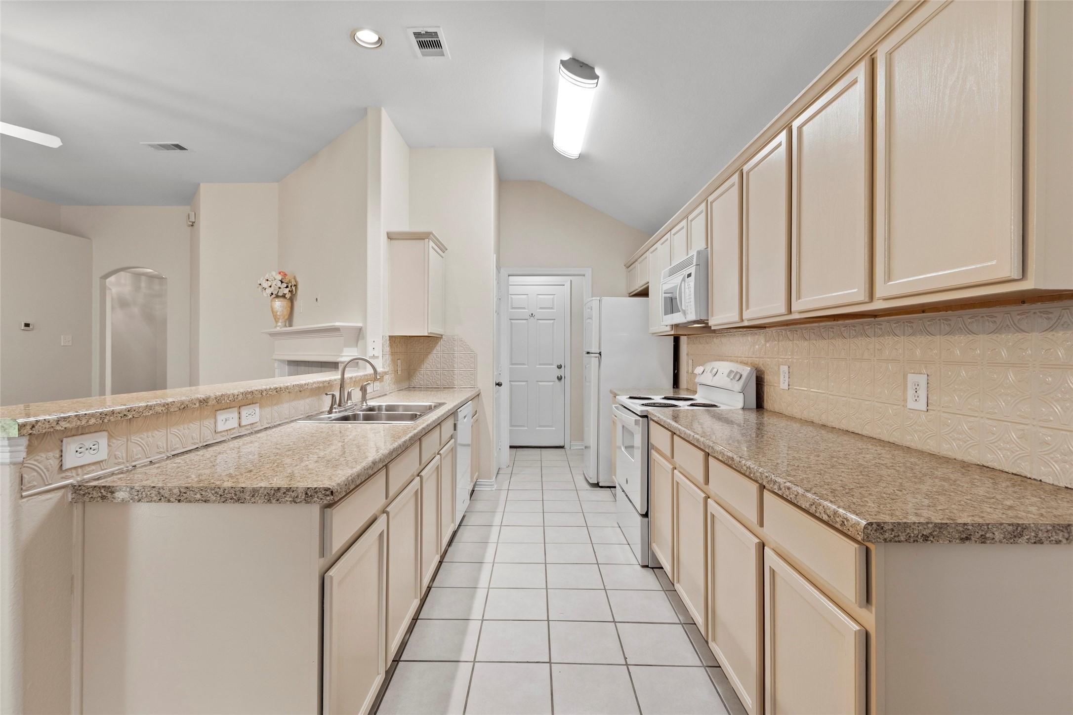 Image 4: Freshly repainted kitchen cabinets and so much sto