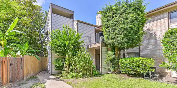 7106 N Holiday Drive