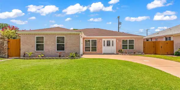 5611 Palm Circle