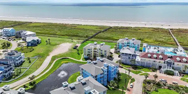 Image 2: This vibrant coastal condo offers resort-style liv