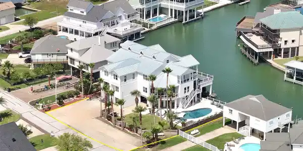 Image 4: THIS is Tiki Island living on a different scale. T