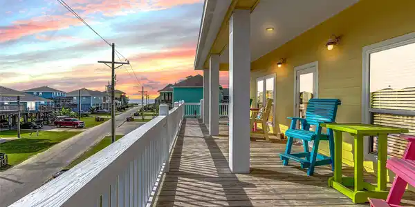 Image 4: Check out the Gulf views from this sunny beachside