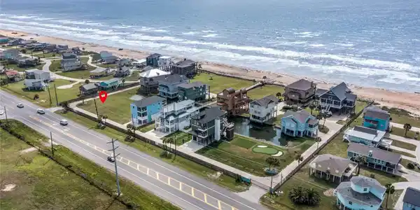 Image 4: Minutes to the Strand, Pleasure Pier, and Moody Ga