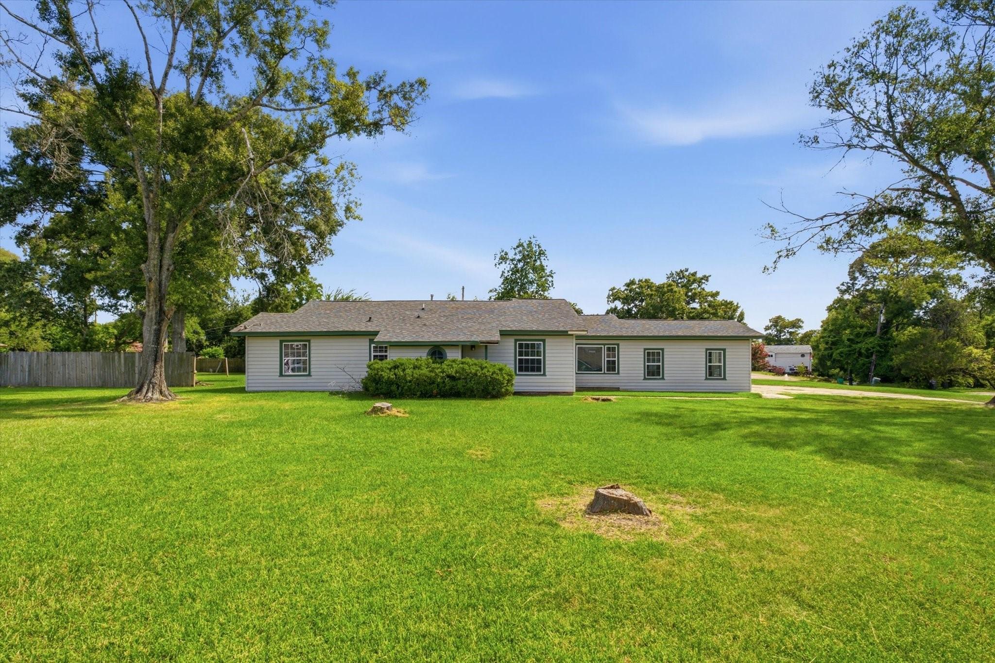 Image 2: Enjoy an expansive backyard with endless possibili
