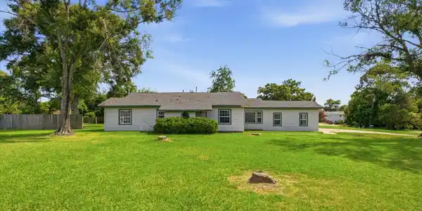 Image 2: Enjoy an expansive backyard with endless possibili
