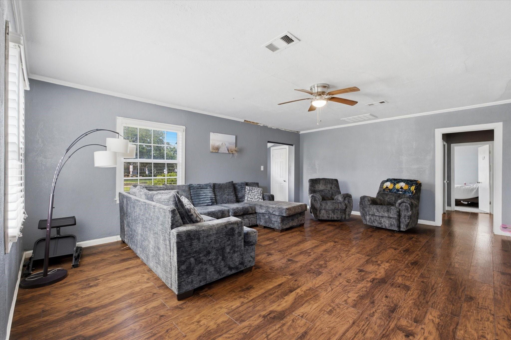 Image 4: Generously sized living room with durable wood-loo