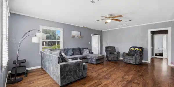 Image 4: Generously sized living room with durable wood-loo