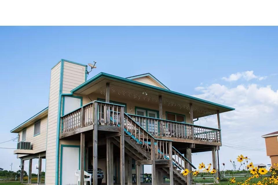Image 2: Great Outdoor Living Space with phenomenal Views.