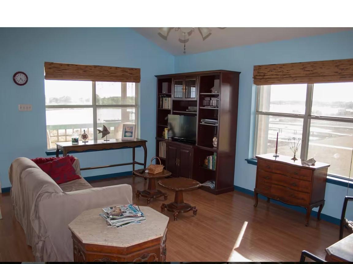 Image 4: Cozy living area with large windows bringing in na