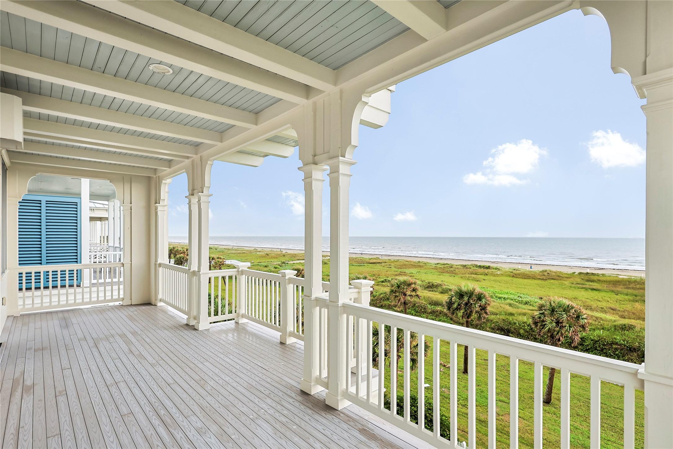 Image 3: Unobstructed Gulf views from the main floor balcon