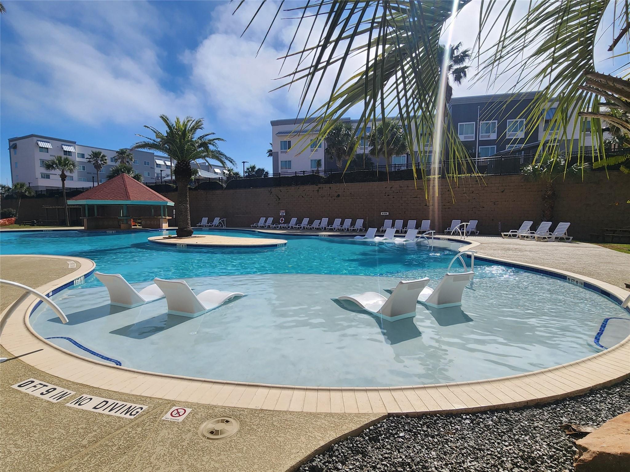Image 3: Sun Ledges in the grand pool