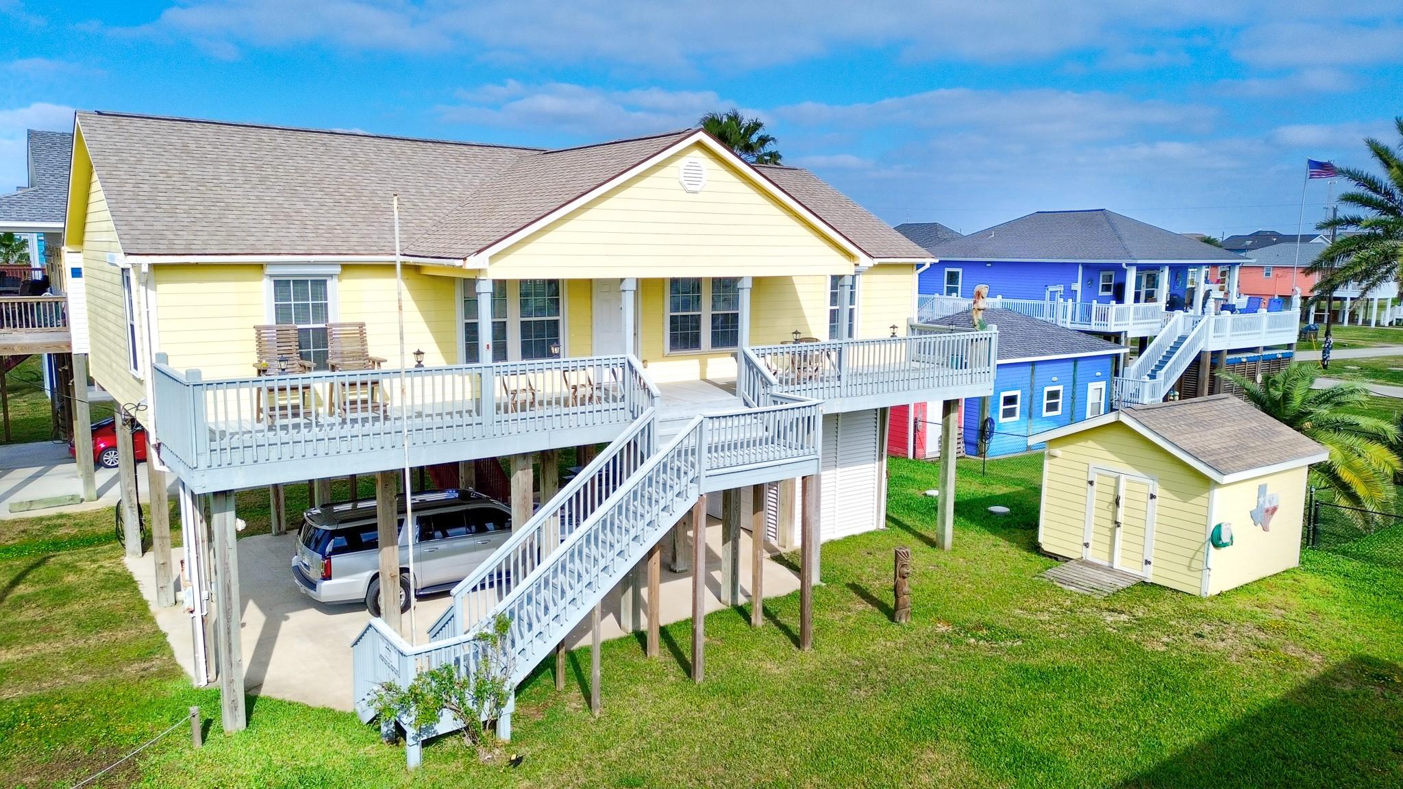 Image 2: Classic beach house design on stilts with expansiv