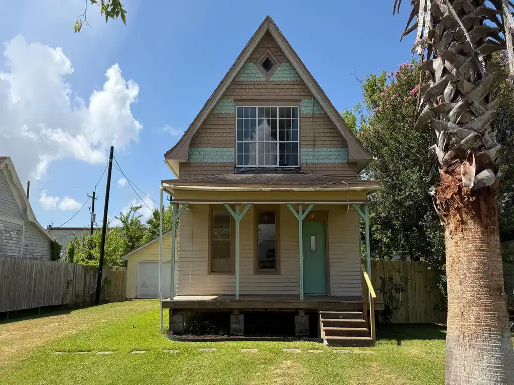 Image 1: Beautiful Victorian front design!