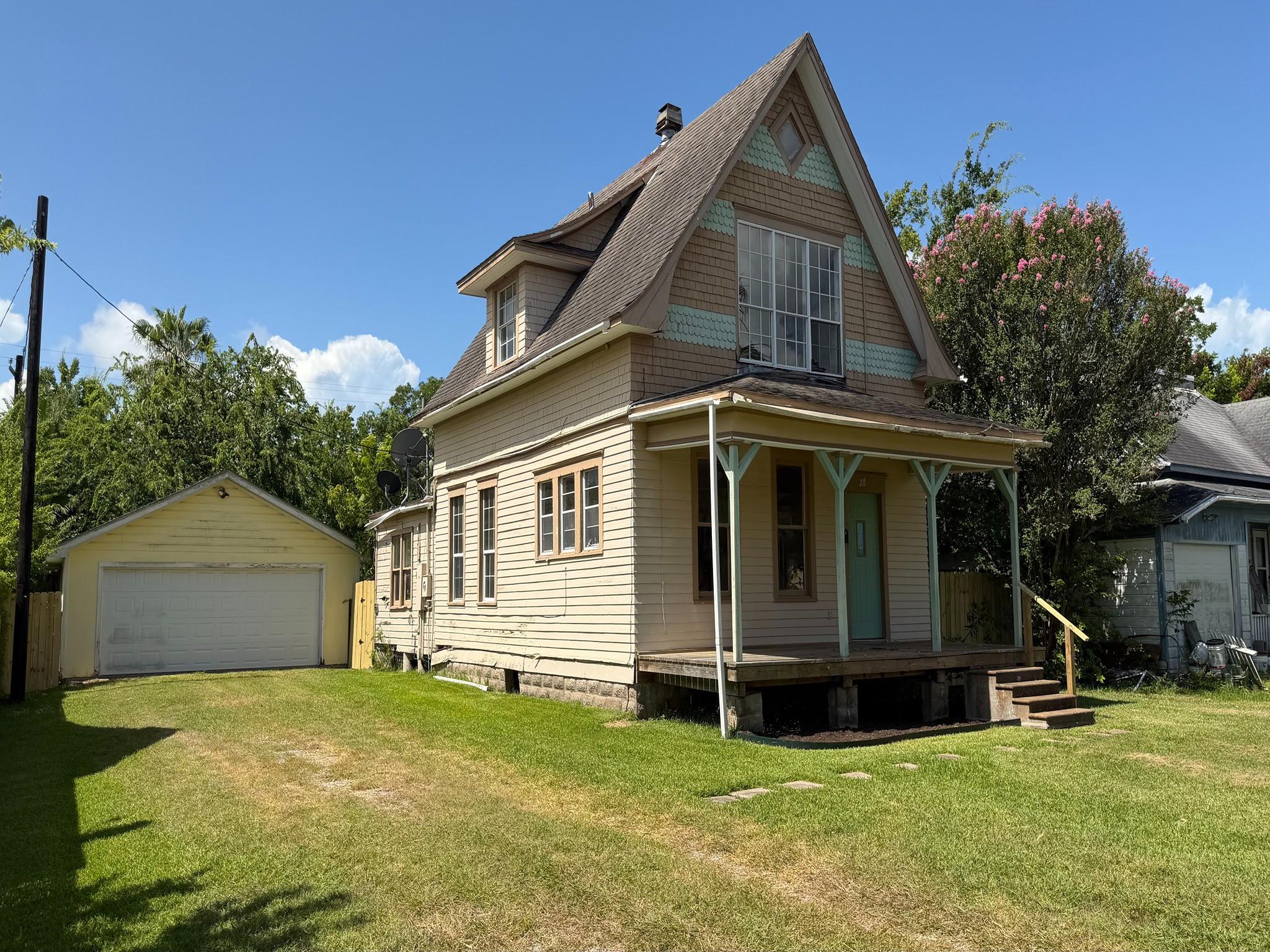 Image 4: Driveway and detached garage