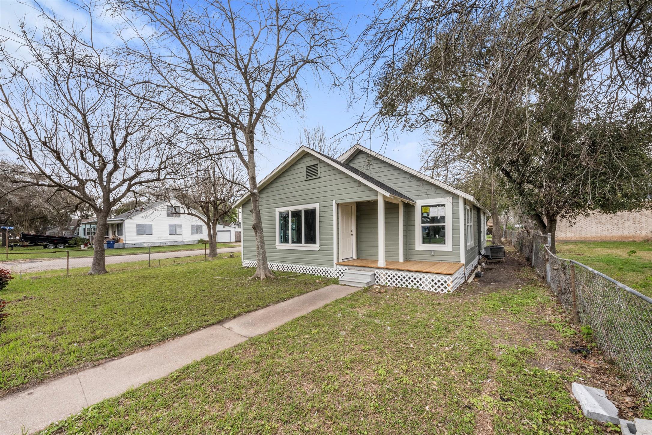 Image 1: Large Front Yard, corner lot!