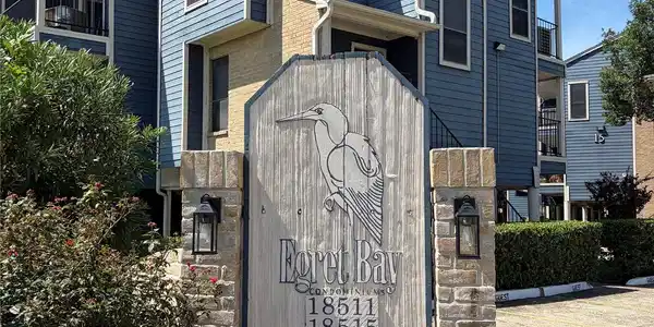Image 2: Entrance to Egret Bay Condos