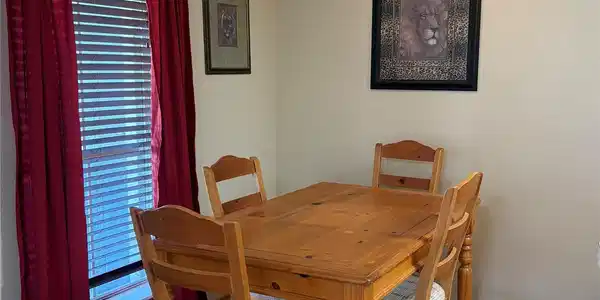 Image 4: Dining area