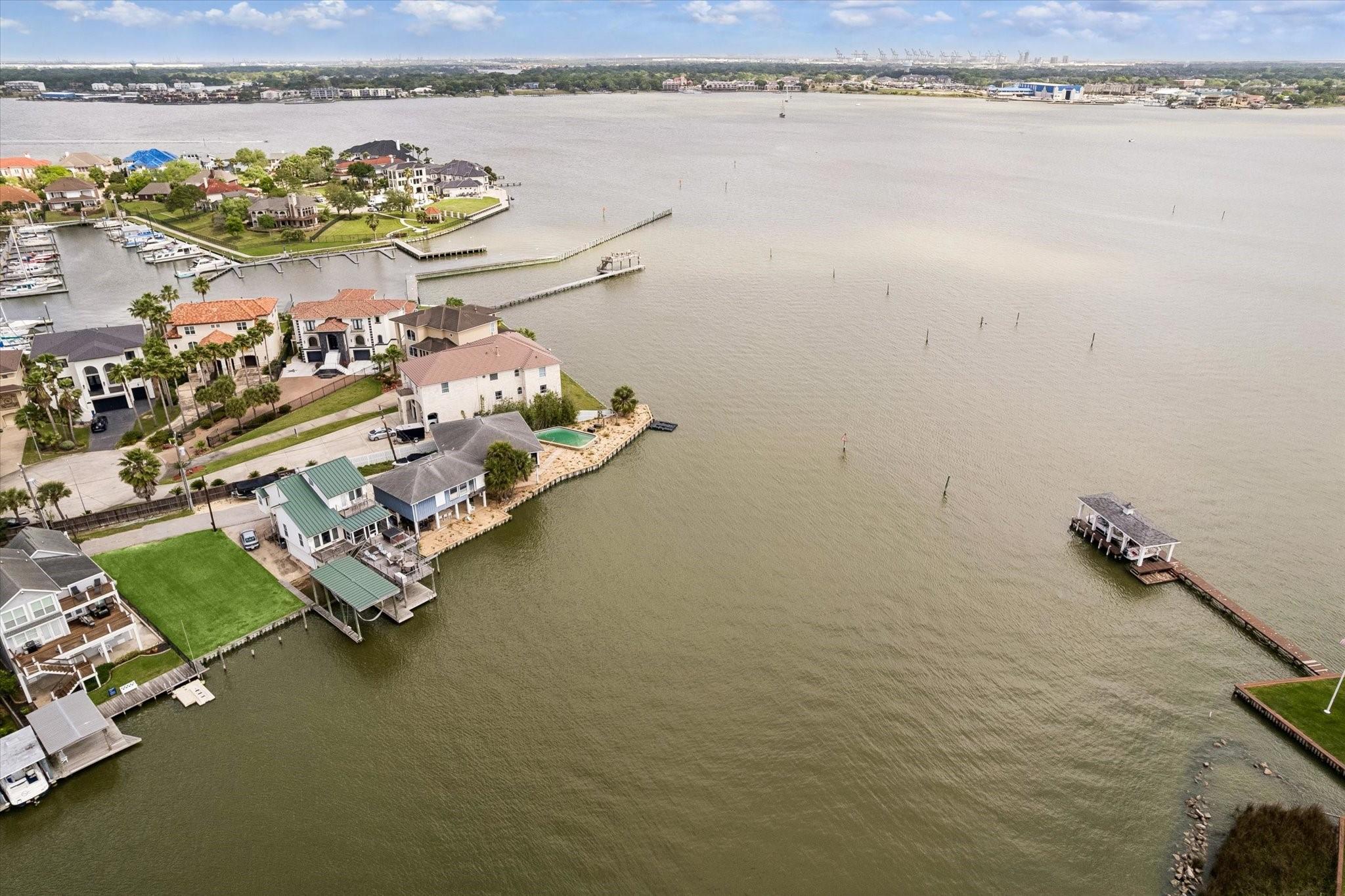 Image 2: Great location of lot. Easy access to Clear lake a