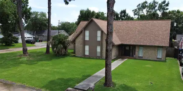 Image 2: Huge yard front and back - very nice corner lot
